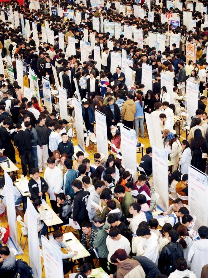 3月22日,安徽淮南市一所大学内的2025届毕业生春季就业双选会。图/中新