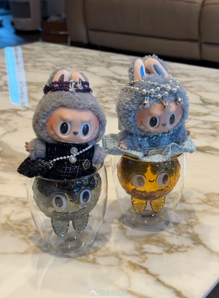  毛绒LABUBU戴着LABUBU形象的首饰｜图源：受访者供图