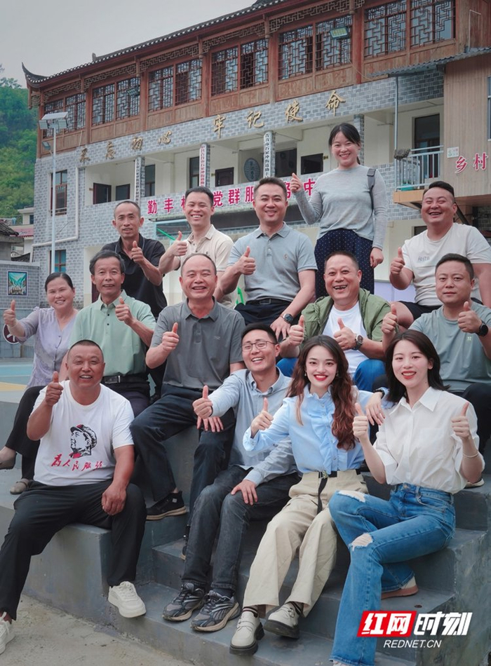 伴村焐热的心，攒下金不换的情分。