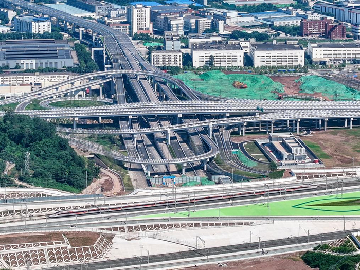 6月27日，渝厦高铁重庆东至黔江段首发高铁班列在重庆东站顺利发车（无人机照片）。新华社记者 唐奕 摄