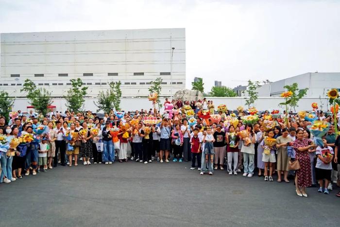 6月9日,河南郑州市第四高级中学,众多家长在高考考场外等待。图/中新