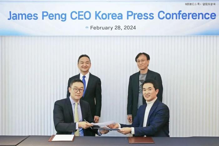 △左后为小马智行联合创始人、CEO彭军