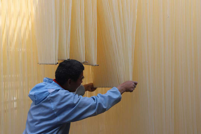 在范县颜村铺乡钟麻口村，村民正在晾晒范县公共品牌“范水臻选”之一的钟氏手工挂面。王坤鹏摄