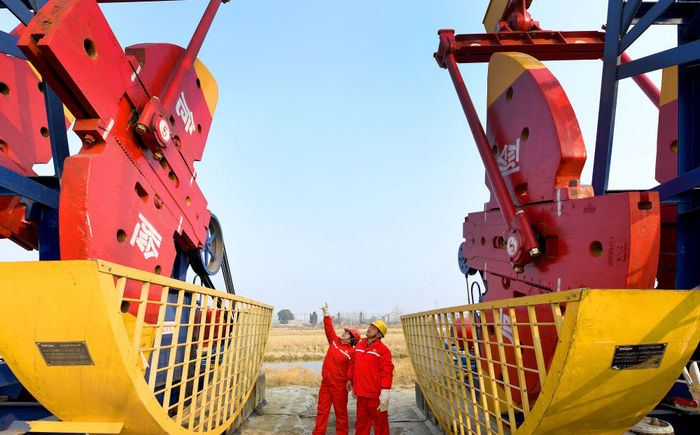 江汉油田员工在碳酸盐岩开发区块巡检油井生产运行情况。新华社发 宋国梁 摄（资料图片）