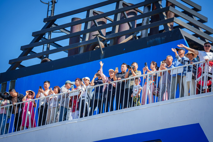  图3 大连棒棰岛乘船出游的旅客（中远海运客运供图）