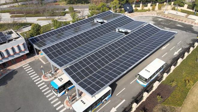 上海前滩光储充公交枢纽配备了2台快充设备，智能柔性充电弓能在10分钟内完成公交车辆的自动充电。  受访者 供图