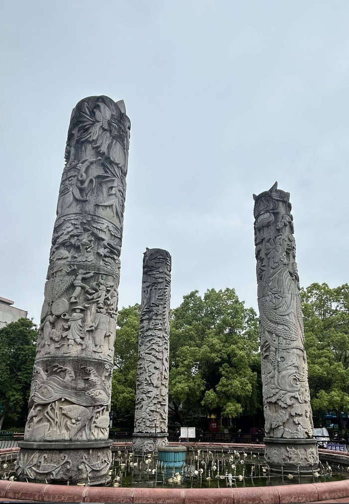 ▲竹王柱、神鸟柱、神牛柱（怀化日报全媒体记者 补秀梅 摄）