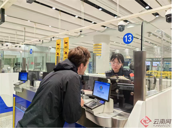 在长水机场边检大厅，昆明边检站民警在询问旅客护照签证页信息