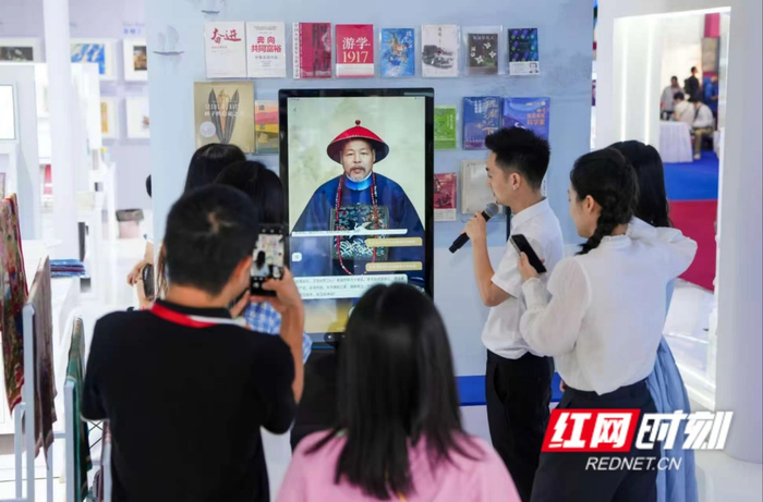 观众与AI数字人左宗棠对话。