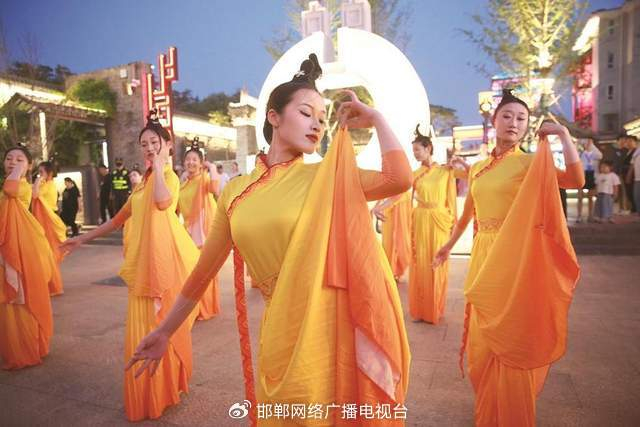 图为汉服舞者在邯郸道表演舞蹈。 邯郸新闻传媒中心记者 范文平 摄