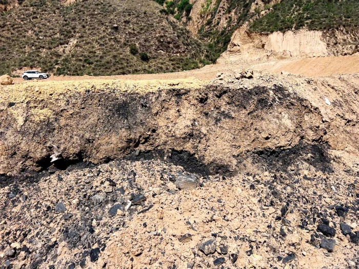 5月14日，山西吕梁离石永宁煤业有限公司一处煤矸石场一角。