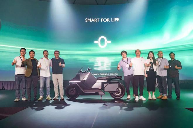 OMOWAY团队与真格基金合伙人刘元及合作伙伴于印尼发布会（图源/企业）