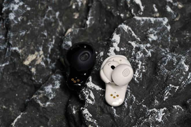 （图片来源：雷科技摄制，黑色为一代，米白色为二代）