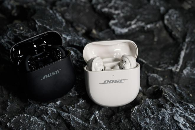 （图片来源：雷科技摄制，黑色为一代，米白色为二代）