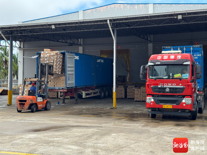 企业生产出来的成品正在装车。记者 郑光平 摄