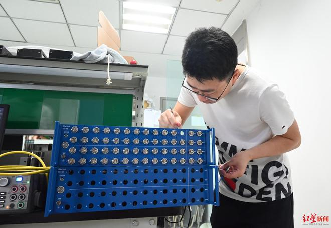 ▲中微达信技术人员正在调试设备