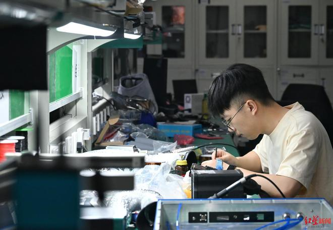 ▲中微达信技术人员正在调试设备