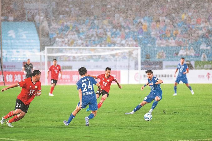 图为6月21日常州奥体中心“苏超”联赛第五轮常州队主场迎战南京队现场。 胡正洪 摄（视觉江苏网供图）