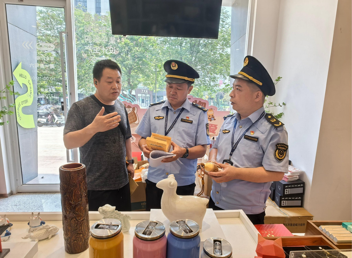 西安市高新区嘉会坊咖啡街区的文创商家积极履行线下无理由退换货承诺。徐文智/摄