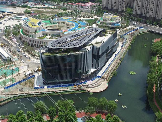 海纳工程院项目，单晶硅光伏板“飘”在屋顶，柔性晶硅光伏与建筑外立面的竖向遮阳板融为一体。  受访者 供图