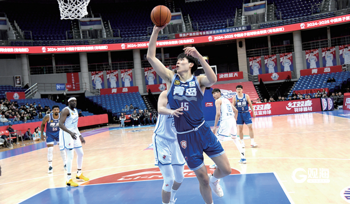 3月17日，2024-2025赛季CBA联赛中，杨瀚森在青岛男篮对战宁波男篮的比赛中拼抢。王雷 摄