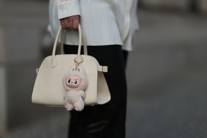 LABUBU挂在包上 图片来源：视觉中国