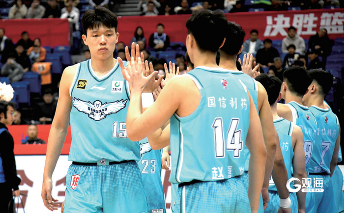 3月5日，2024-2025赛季CBA联赛青岛男篮对战广州男篮，杨瀚森（左一）在赛场上与队友击掌。 王雷 摄