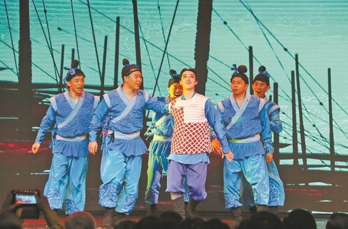 小海长大了，意气风发地与水手们相互勉励。