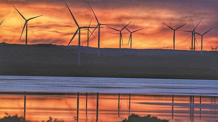 柴达木盆地上兴起“风车”。本报记者 李庆玲 摄