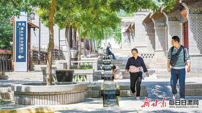 游客漫步在“老家·浪街”古城。本组图片均由新甘肃·甘肃日报通讯员彭昱摄