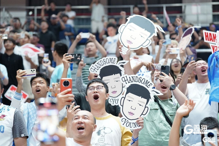 26日上午，在青岛国信钻石体育馆，球迷们起立庆祝杨瀚森首轮选秀成功。
