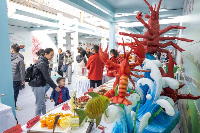   2025年3月17日，消费者在2025年“中华美食荟”湖北潜江摊位参观。新华社记者肖艺九 摄