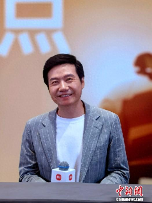 6月26日，雷军接受采访。中新网记者 李金磊 摄