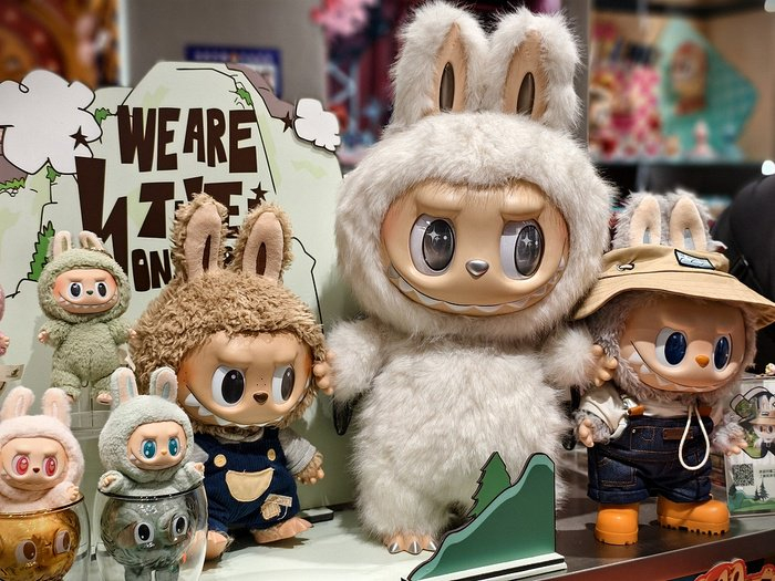 泡泡玛特门店陈列的LABUBU搪胶毛绒玩偶 图片来源：视觉中国