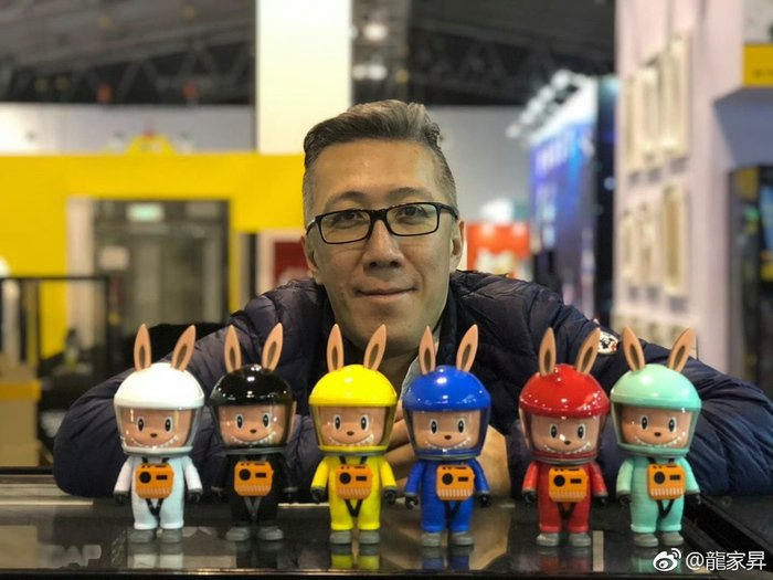 LABUBU的艺术家龙家升 图片来源：微博@龙家升