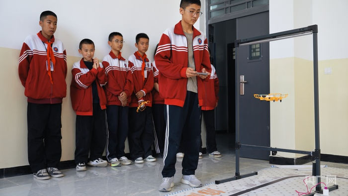 乌恰县实验初中无人机编程社团活动（央广网记者  王姝姝  摄）