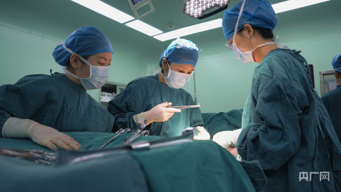 缪珺在乌恰进行手术（央广网记者  顾炀威  摄）