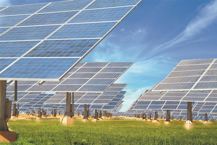 荒漠化土地上兴起“光伏海”。本报记者 洪玉杰 摄