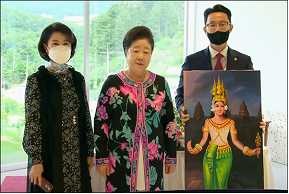▲韩鹤子收到柬埔寨前首相的礼物。图源：HJ和平电视台2022年6月26日新闻影像截图