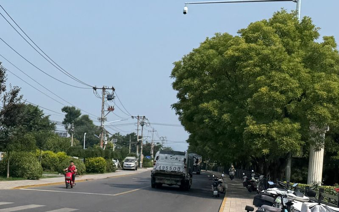 设置便民疏导区后，路边没有了摆摊商贩，道路恢复畅通。新京报记者 王景曦 摄
