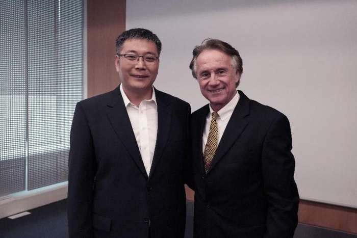 （图：天津市贸促会张鹏先生与嘉宾Ivo Ortwein先生）