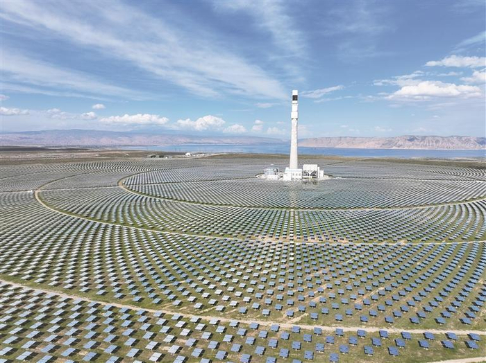塔拉滩上的熔盐式光热发电。本报记者 洪玉杰 摄