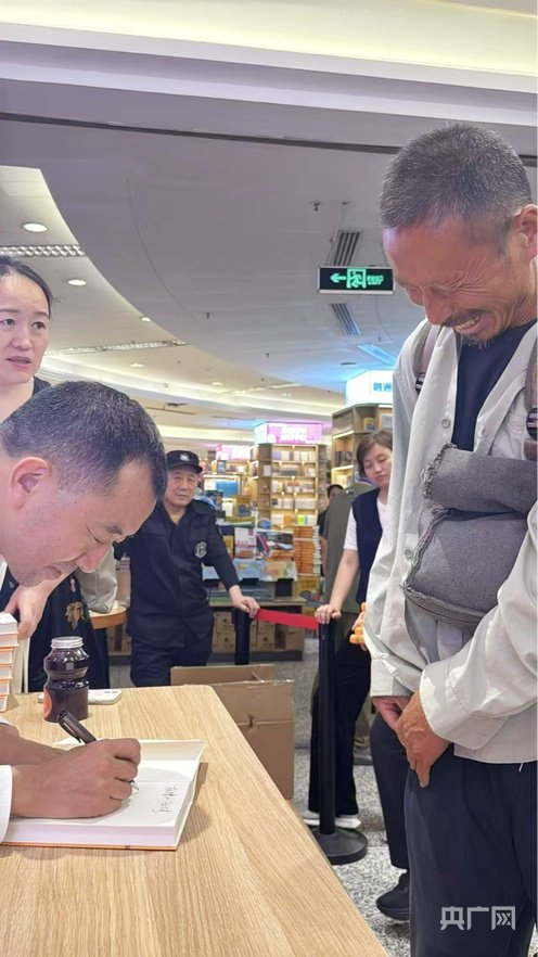 陈行甲为刘诗利赠书（央广网发  受访者供图）