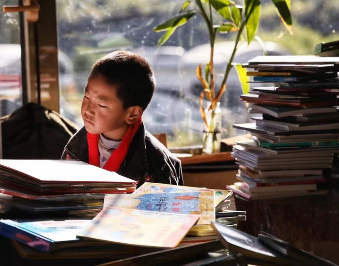 来书吧看书的孩子。