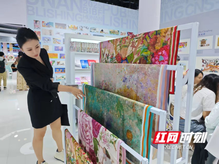 蔡皋艺术丝巾让观众爱不释手。