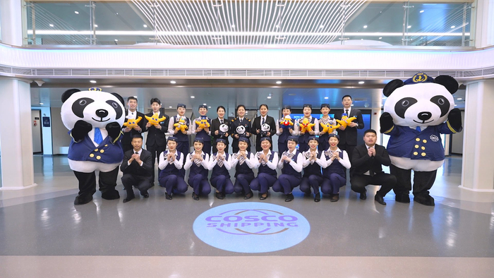  图2 “吉龙岛”轮客运部团队（中远海运客运供图）