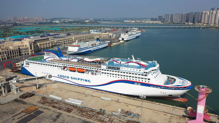  图1 “吉龙岛”轮在大连港靠泊（中远海运客运供图）