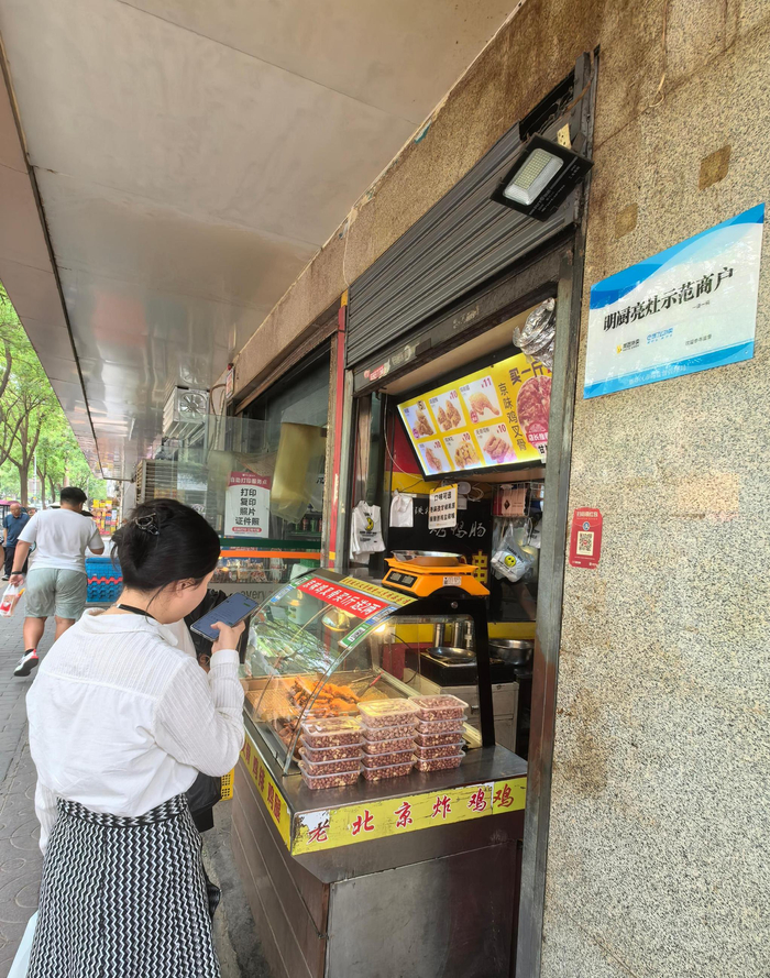 在育才路餐饮示范街，多小的门面都积极成为“互联网+明厨亮灶”智慧监管系统的一员。徐文智/摄