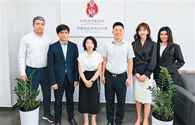 邓颖（左三）与京师律师事务所乌兹别克斯坦办公室团队合影。本文图片均由受访者供图