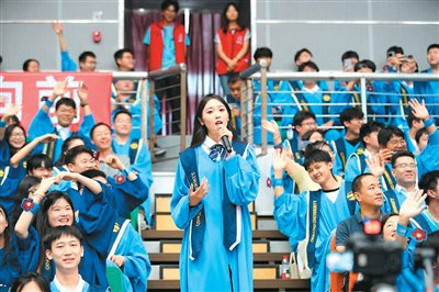 青岛大学学生在毕业典礼上演唱歌曲。（青岛大学新闻网）